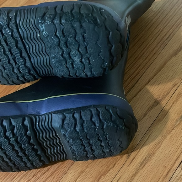 Kids Bogs Waterproof Boots with Camo Design - Picture 9 of 10